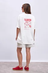 Remera blanca de corte recto con estampado de motivos playeros.