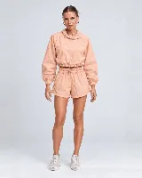 Short gris con cintura tipo clochard con regulador, ajustes con cordón en los laterales y bolsillos. Confeccionado en tejido ultra suave de poliéster y poliamida con protección UV 50+.