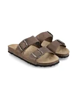 Sandalias de cuero color marrón con dos tiras ajustables con hebillas metálicas, plantilla anatómica de corcho y suela de goma negra.