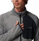 Campera polar Columbia Titanium de cuello alto y cierre frontal completo. Presenta un bolsillo en el pecho con cierre y panel de tela tejida, mangas largas con orificios para pulgares en los puños y ribetes elásticos en puños y dobladillo. Confeccionada con tecnología Omni-Wick para gestión de la humedad.