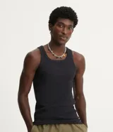 Musculosa regular masculina confeccionada en rib de algodón acanalado, de diseño básico, sin estampa, con breteles medianos y corte alargado.