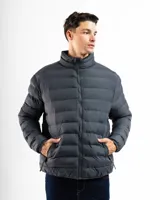 Campera capitoneada de nylon, color negro, con cuello alto, cierre frontal completo y bolsillos laterales con cierre.