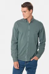 Camisa de manga larga color verde oscuro, con cuello abotonado y logo bordado en el pecho.