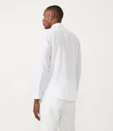 Camisa masculina de corte comfort, confeccionada en una mezcla de lino y algodón. Presenta cuello inglés, manga larga y cierre frontal abotonado.