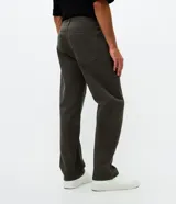 Pantalón de sarga de algodón con acabado vintage, corte recto y ajuste cómodo. Presenta cierre frontal con botón y cremallera, pasadores para cinturón y bolsillos funcionales en la parte delantera y trasera.