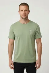 Remera de algodón verde militar con cuello redondo y mangas cortas. Presenta un pequeño estampado tipográfico en el pecho con la frase 'Endless Summer'.