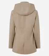 Campera alargada de Blue Steel confeccionada en polivelour, con cuello alto, capucha desmontable, cierre frontal oculto y bolsillos con solapa. Presenta un diseño minimalista y elegante con recortes delanteros.