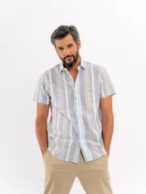 Camisa de manga corta efecto lino para hombre, con diseño de rayas verticales en tonos celeste, blanco y tostado, cuello camisero y cierre frontal de botones.