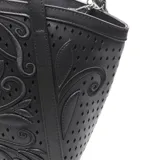 Cartera chica negra de cuero sintético con diseño calado y charm con logo. Tiene doble asa corta, correa de hombro ajustable y extraíble, cierre superior, forro interior textil y bolsillo interno con cierre.