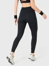 Calza deportiva de tiro alto con cintura elástica ajustable mediante cordón y bolsillos laterales. Diseño ajustado de largo completo en color negro.