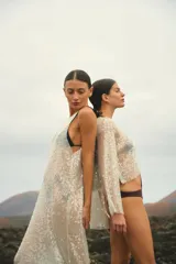 Vestido largo sin mangas, de corte amplio y confeccionado en lentejuelas color plateado.