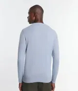 Sueter masculino de cuello redondo, color celeste, manga larga, con bajo y puños ajustados.