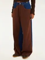 Pantalón vaquero de corte recto, con diseño bicolor: parte superior y trasera en denim azul, parte delantera en color marrón.