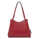 Cartera Guess modelo Elsa de color rojo, confeccionada en símil cuero con herrajes plateados y logo triangular frontal. Cuenta con doble asa de hombro, cierre superior y un pequeño monedero colgante removible con el nombre de la marca.