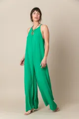 Enterito de crepe con diseño holgado, escote halter y breteles finos. Presenta piernas anchas tipo palazzo.