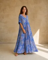 Vestido largo azul con estampado floral, escote en V y mangas cortas holgadas.
