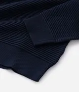 Suéter de punto para hombre en color azul marino, con cuello redondo y textura acanalada en el pecho y las mangas. Diseñado por Marfinno.