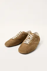 Zapatilla de cordones de estilo retro fabricada en piel con acabado serraje y suela ultrafina.