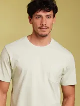 Remera de manga corta color arena, con cuello redondo y un bolsillo de parche en el pecho.