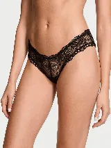 Bombacha tipo cheeky de encaje negro con diseño floreado, tiro bajo y corte de pierna alta.