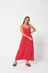 Vestido largo color naranja de breteles finos, con escote en V y botones frontales.