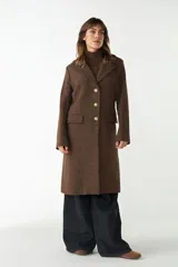 Tapado marrón de lana con cuello con solapa, manga larga, forrado, con bolsillos y cierre frontal con botones.