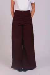 Pantalón de corte wide leg confeccionado en pana acanalada color bordó. Presenta tiro alto, cierre frontal con botón y bolsillos laterales.