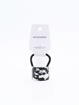Colero con base cilíndrica de resina con estampado abstracto en blanco y negro, y elástico negro.