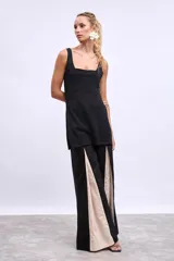 Blusa negra de punto con breteles anchos y corte largo.