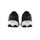 Championes de running New Balance 1080 V15, de color negro con suela blanca y detalles en gris. Presentan diseño de malla transpirable y el característico logo 'N' en el lateral.