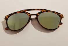 Lentes de sol con armazón de carey y lentes espejados.