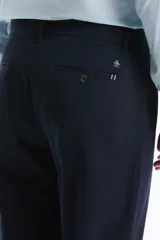 Pantalón chino de corte recto color azul marino, con bolsillos laterales y traseros.