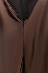 Vestido largo rojo de satén con cuello halter y espalda descubierta. Cierre trasero con cremallera oculta y lazo.