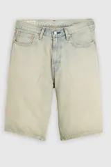 Short de denim estilo baggy, color celeste lavado, con tiro medio y diseño amplio de corte largo hasta las rodillas.