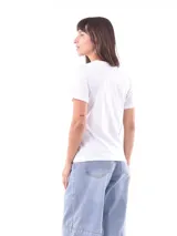 Remera blanca de manga corta con cuello redondo, destacada por apliques bordados con lentejuelas en los hombros.