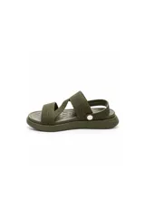 Sandalia plana color verde militar, con tiras elásticas cruzadas de diseño tejido y suela cómoda con plataforma baja.