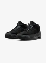 Zapatilla deportiva de caña media Air Jordan 3 Retro, completamente negra (colorway 'Black Cat'). Presenta una construcción en nubuck o gamuza negra, con detalles en charol negro brillante en el guardabarro y patrones texturizados (posiblemente efecto piel de elefante) en negro tonal en el guardabarro delantero y el talón. Incorpora el logo Jumpman en la lengüeta y una unidad de aire visible en el talón.