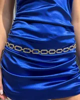 Cinturón de cadena metálica dorada con eslabones rectangulares decorados con strass incrustado.