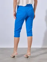 Pantalón capri de gabardina elastizada color salmón, marca Ruby Rd. Tiene pretina ancha elastizada, bolsillos simulados en la parte delantera y bolsillos aplicados en la parte trasera.