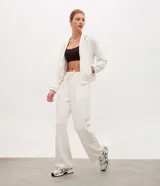 Pantalón deportivo de corte recto color blanco, confeccionado en modal con cintura elástica, cordón ajustable y bolsillos delanteros aplicados.