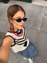 Chaleco calado con diseño de rayas diagonales en blanco y negro. Se puede usar solo o sobre otra prenda. Reversible.