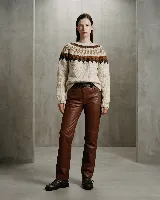 Buzo de tejido de punto con diseño de jacquard en el canesú y en los puños, de cuello redondo y manga larga.