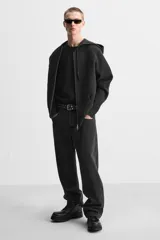 Bota negra de cuero con cordones, caña media y suela track.