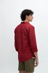 Camisa celeste de manga larga con bolsillo en el pecho.