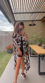 Camisola larga con estampado animal print en tonos blanco, negro y marrón.