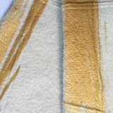 Poncho verde esmeralda de lana merino afieltrada con cuello alto y estampado dorado con diseño abstracto.