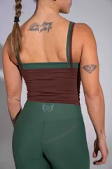 Calza deportiva larga de tiro alto en color verde militar, con ajuste ceñido al cuerpo y diseño sin costuras visibles, ideal para entrenamiento.