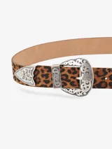 Cinturón de cuero con estampado de leopardo, hebilla metálica grande y pasador grabados con diseño ornamental de estilo western.