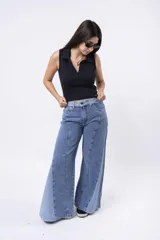 Top sin mangas de tejido acanalado, color negro, con cuello polo abierto y escote pronunciado en V. Presenta un pequeño parche con inscripción en el bajo.