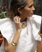 Anillo plateado con diseño abstracto y abierto, realizado en alpaca.